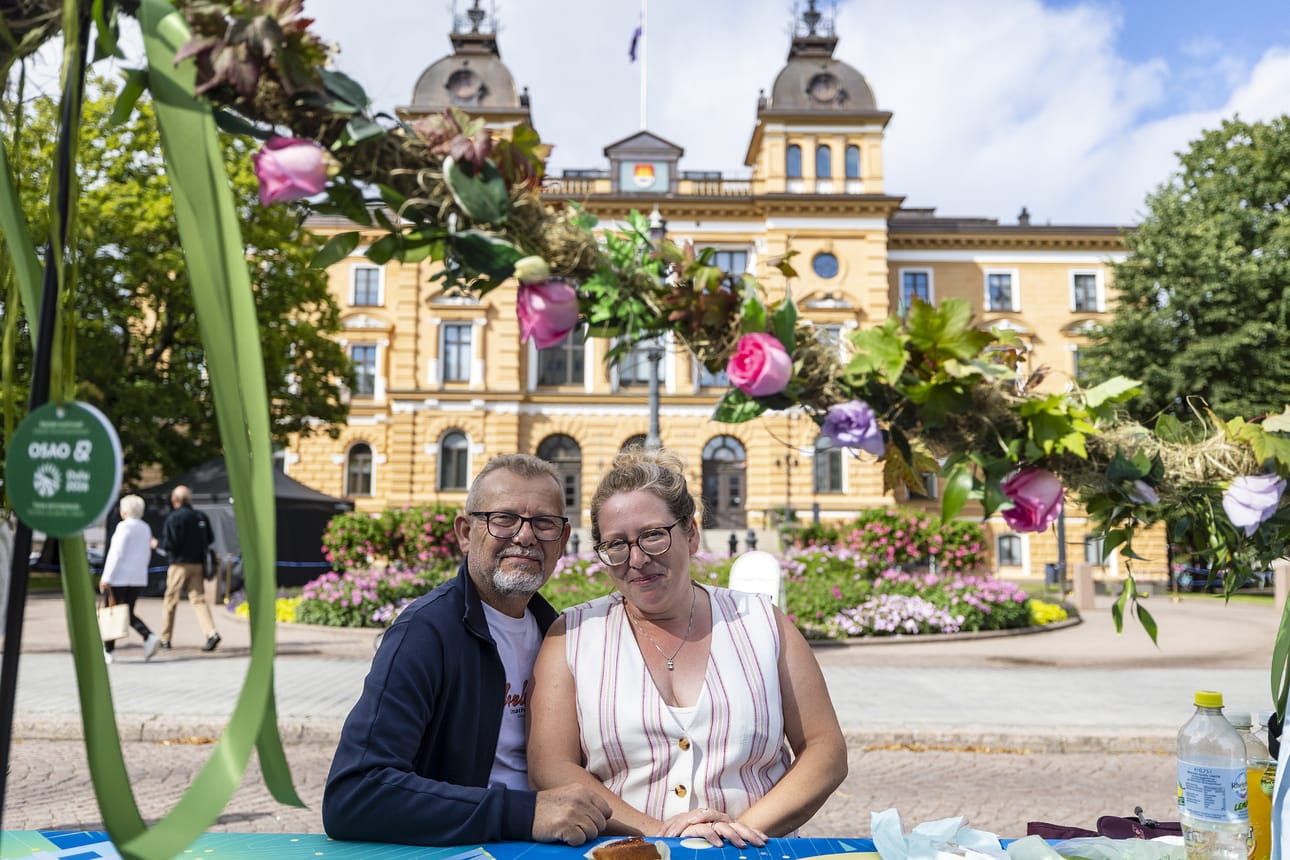 Saksalaispariskunta Reinhard ja Suvi-Marja Roshe tulivat Ouluun lomalle. Suvi-Marjan juuret ovat Suomessa.