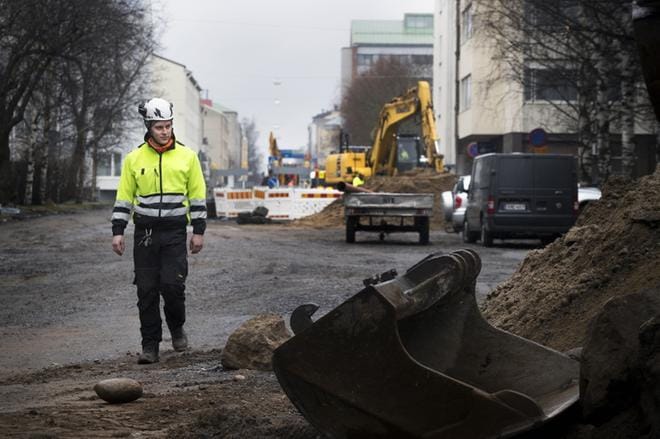 Koulukatu on kokonaan liikenteeltä suljettu välillä Korsholmanpuistikko–Rauhankatu heinäkuun loppuun asti, kertoo Vaasan kaupungin työmaapäällikkö Tommi Korpi. KUVAT: JARNO PELLINEN