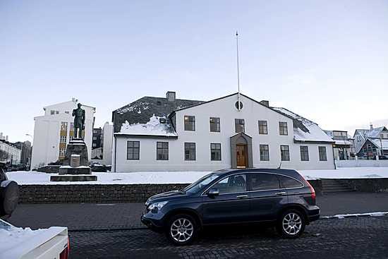 Norjalainen Thorvald Stoltenberg esittää Islannin ilmatilan valvontaa pohjoismaisin voimin.