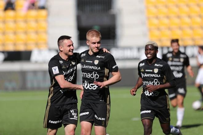 Denys Oliinyk (vas) ja Serge Atakayi onnittelevat Dani Hatakkaa (kesk) maalista. Kuva Jaakko Elenius