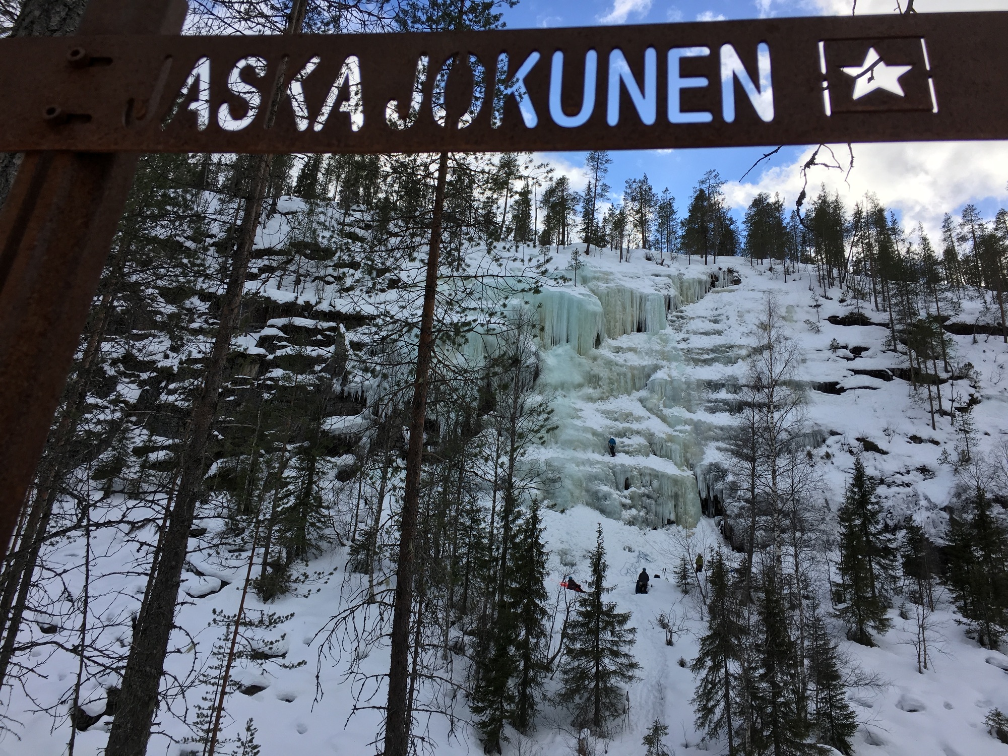 Posion Korouoman jääseinämät kiipeilijöiden suosiossa – Jääseinämiä on siellä nimetty yhteensä 14 kappaletta. Tunnetuimmat niistä ovat Ruskea Virta, Mammuttiputous sekä Jaska Jokunen
