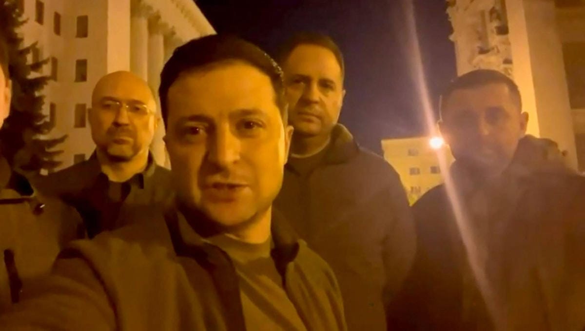 Kuvakaappaus Ukrainan presidentin Volodymyr Zelenskyin (etualalla) Facebook-videolta 26. helmikuuta maan pääkaupungista Kiovasta. LEHTIKUVA/AFP