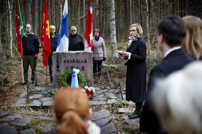 Paukanevan satavuotismuistojuhlaa kunnioitti läsnäolollaan eduskunnan puhemies Paula Risikko. Hän myös laski muistomerkille Seinäjoen kaupungin seppeleen. KUVAT: TOMI KOSONEN