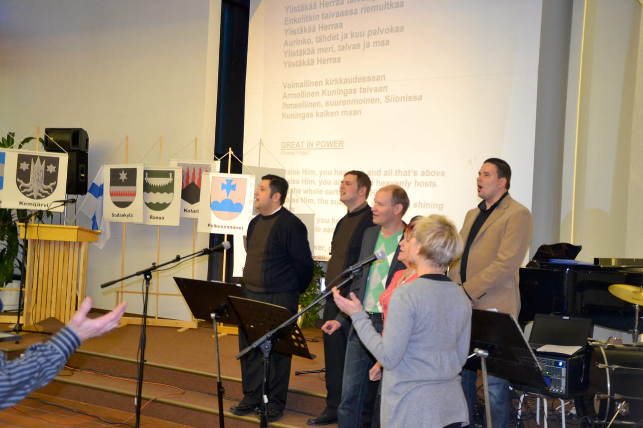 Kuusamon rukoustapahtumassa esiintyi ylistyskuoro.
