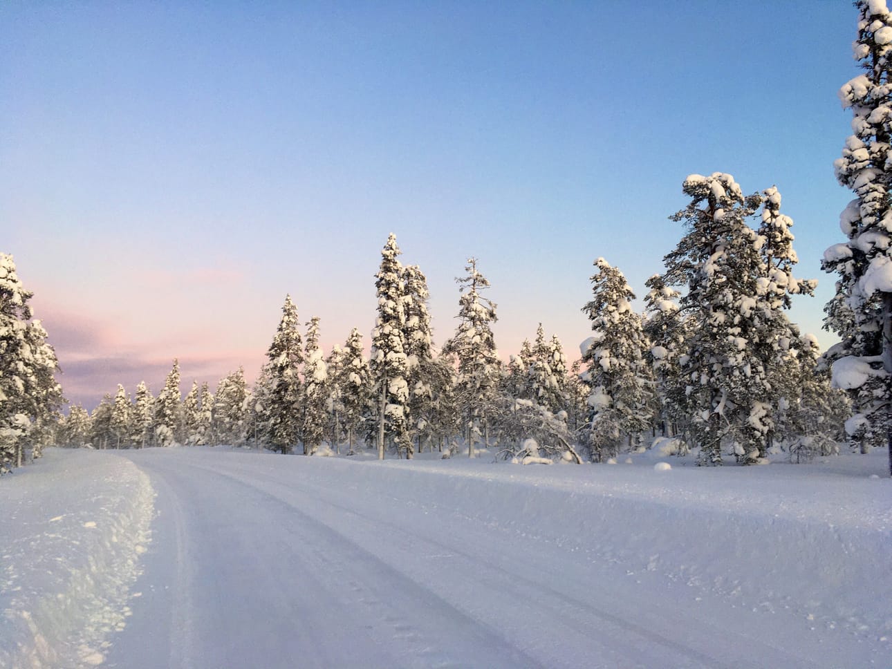 Tie Inarin Kiilopäälle oli uudenvuodenpäivänä aurattu esiin nietosten keskeltä.