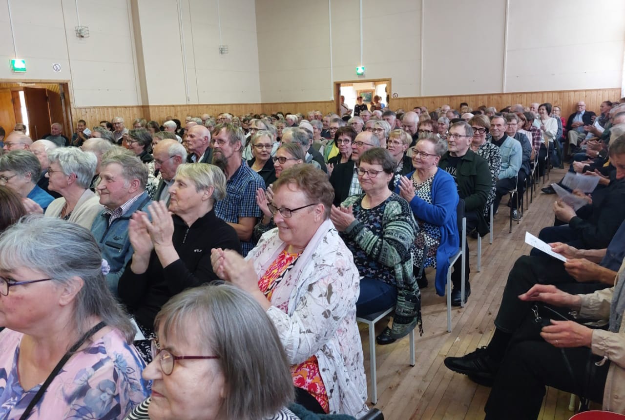 Järvenpään nuorisoseuran saliin ei juurikaan jäänyt vapaita paikkoja viime sunnuntaina järjestetyssä konsertissa.