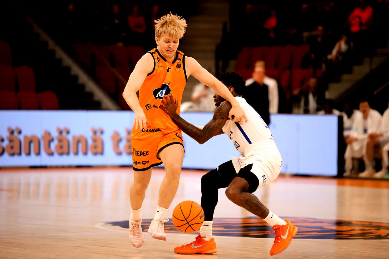 Kataja Basketin De'Vion Harmon rikkoi Karhu Basketin Juuso Salmea ottelun tiimellyksessä maanantaina Kauhajoella.