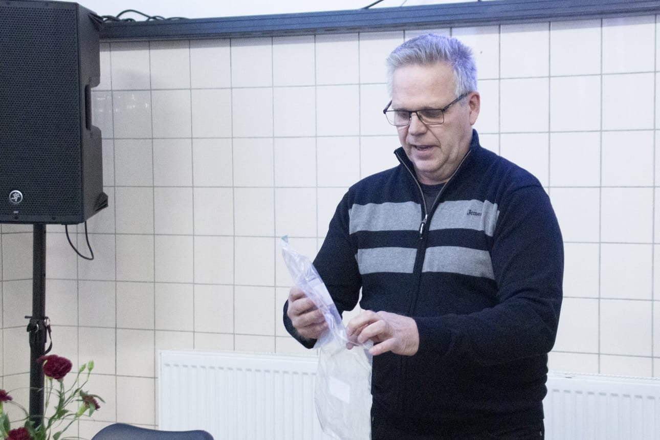 Luken Tapio Visuri opasti oikeaoppiseen näytteiden keruuseen.
