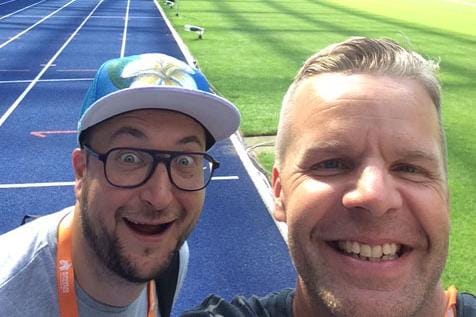 Kimmo Porttila ja Jussi Eskola ovat tottuneet tekemään yhteistyötä urheiluselostajina. Viime vuonna he olivat EM-kisoissa Berliinissä. Ruotsi-ottelunkin työnjako on sovittu helposti ja sopuisasti. KUVA: Jussi Eskola