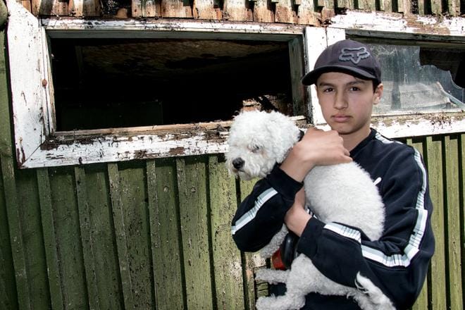 Takana näkyvästä ikkunasta Henrik Salmi sukelsi sisään pelastaakseen Vili-koiran keskiviikkona aamuyöstä. Koira oli loukussa palavassa rakennuksessa, ja ikkuna oli ainoa reitti saada se ulos. KUVAT: JORMA HAVULA