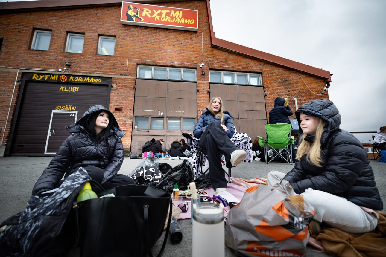 Ella Imppola, Ida-Maria Nurminen ja Julia Virtanen ovat tulleet jonottamaan Kuumaan Rytmikorjaamon keikalle jo kuudelta aamulla.