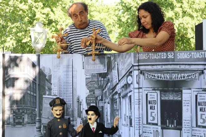 Cosimo Galiano ja Anna Kargu ovat nukettajina loppukesän esityksissä. Tässä he ohjaavat Charlieta ja poliisia marionetteina 1920-luvun New Yorkissa. Kuva: Miika Huhta