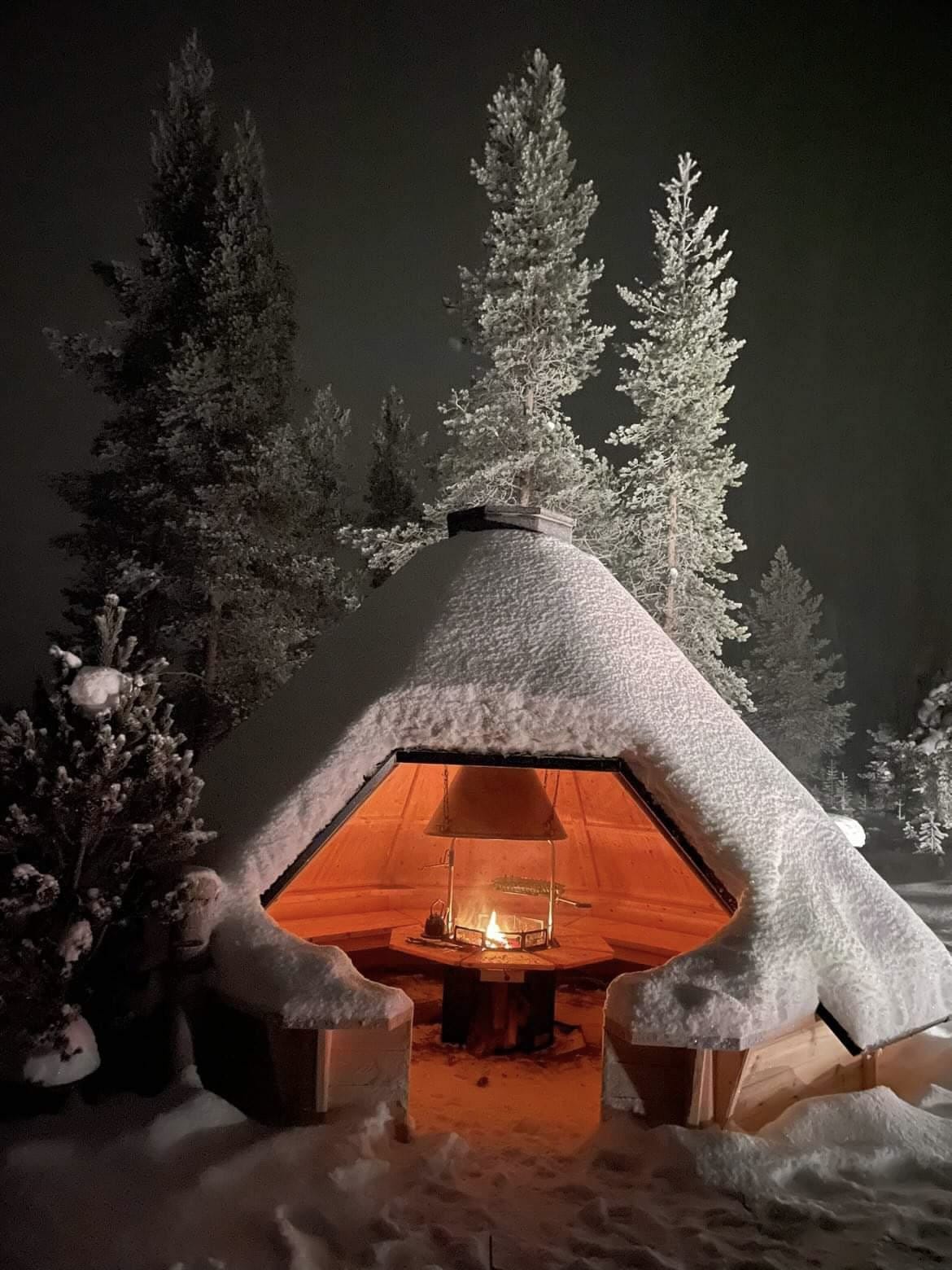 Tällainen kotalaavu pystytetään Kuusamon kaupungin Könkäänniemen taukopaikalle. Rakennelmassa on tulisija, johon kuuluu myös savuhuuva ja piippu. Kuvituskuva.