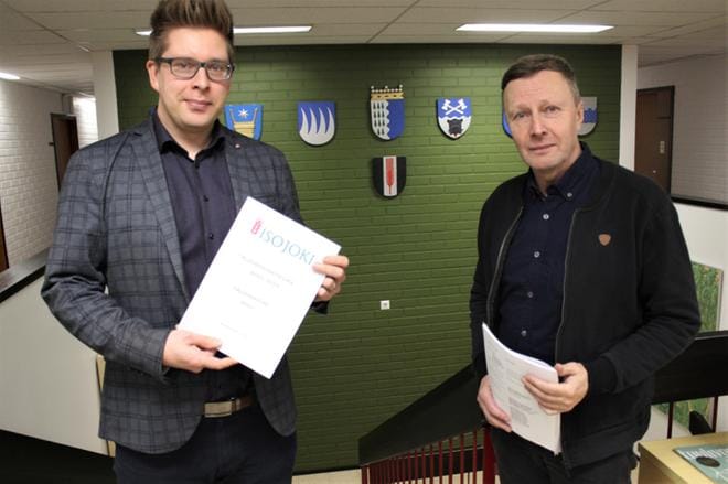 Kunnallisneuvoksen arvonimen perjantaina saanut Jukka Vainonpää (oik.) ja kunnanjohtaja Juha Herrala selailemassa bujettikirjaa. Herrala lupaa, että kunta pitää kunnallisneuvosjuhlat Vainonpään kunniaksi alkuvuonna. Budjettiesitystä Herrala kuvaili rehelliseksi. – Tämä budjetti ei ole toiveiden tynnyri. Sinne ei ole kasattu mitään toiveiden varaan. KUVA: LOTTA KALLIO