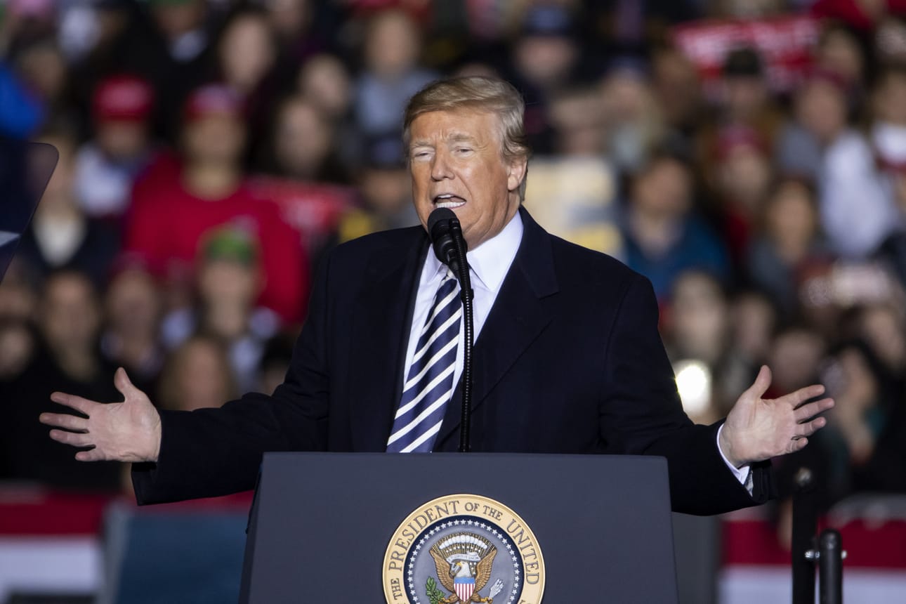 Yhdysvaltain presidentti Donald Trumpin mukaan Yhdysvaltojen sotilaat voivat ampua siirtolaisia kohti, mikäli he heittelevät joukkoja kivillä.