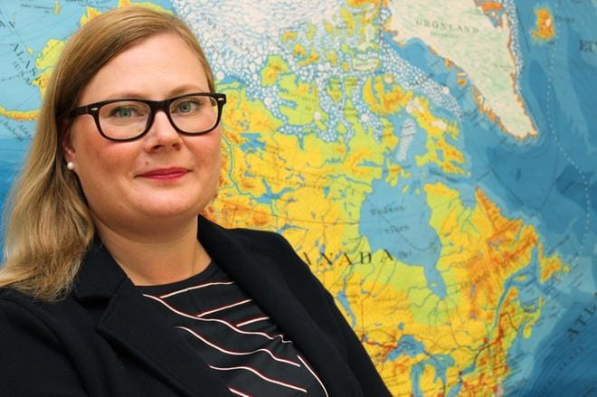 Kaskisten perusturvajohtaja Tiia Krooks sanoo virkamiehenä seisovansa myös suomenkielisten koulutusmahdollisuuksien puolella. – Meidän täytyy tarjota yhtälaiset mahdollisuudet. Ei voi ajatella, että suomenkieliset joutuvat hakemaan koulutusta niin pitkältä kuin pippuri kasvaa. KUVA: LOTTA KALLIO