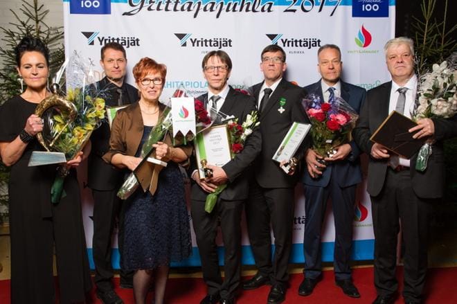 Palkitut yrittäjät Marjo Komppa, Sami Kivioja. Irma Nevala, Markku Terho, Esko Katila, Jouko Koivukoski ja Juha Puska. KUVA: KARI KUUSINEN