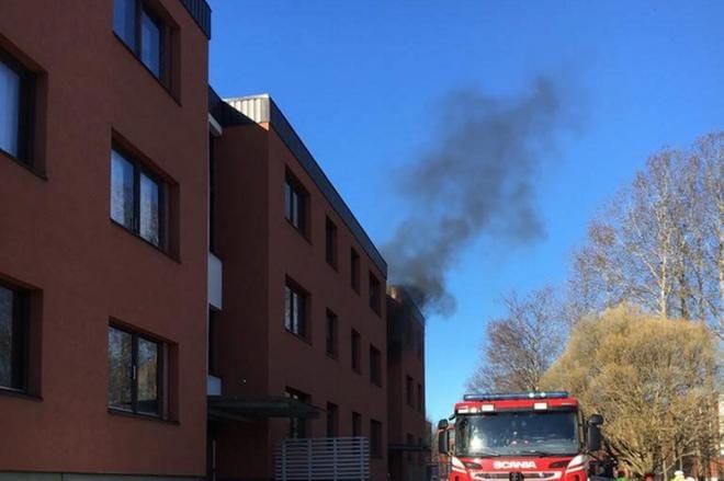 Lastenrattaiden palo synnytti sankan savun rappukäytävään Ristinummella Vaasassa tiistaiaamuna. KUVAT: TUOMO PELLINEN