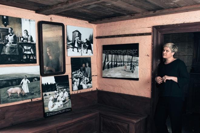 Strömsö-ohjelmastakin tuttu Camilla Forsén-Ström on asettanut Stundarsin museoon esille näyttelyn, jonka teemana on yhdessä tehtävä työ. Kuva: Nelly Björkholm