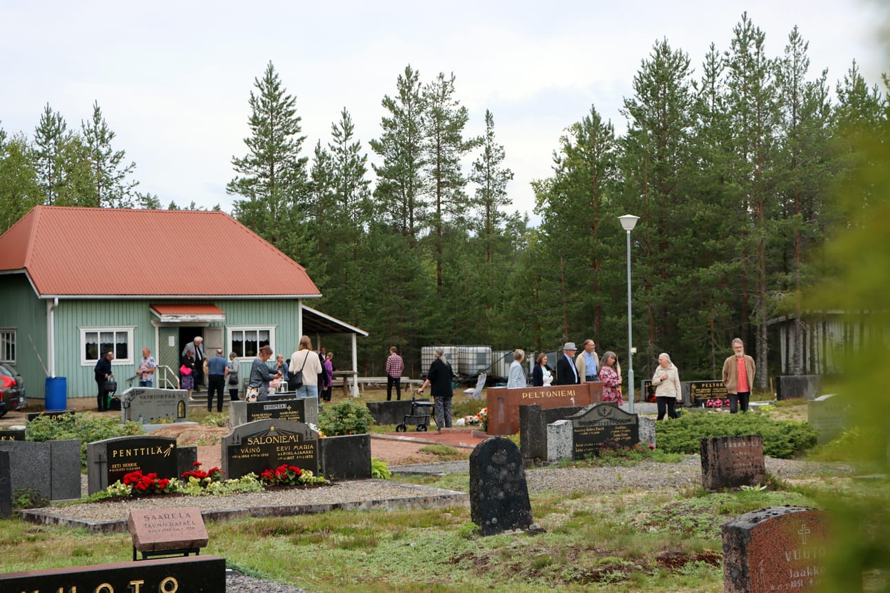 Poronkankaan, eli Jurvan vapaata hautausmaan 100-vuotista olemassaoloa juhlistettiin viime sunnuntaina pienellä joukolla.