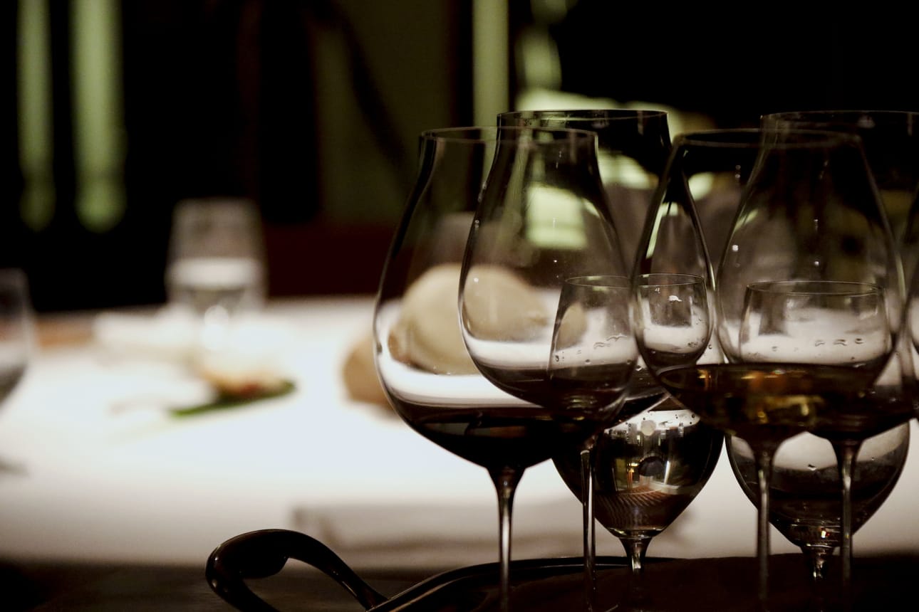 Suomalaiset pääsevät baareihin ja ravintoloihin ensimmäistä kertaa lähes kahteen kuukauteen. Aukiolo- ja kävijämäärärajoitukset ovat samat koko Suomessa.