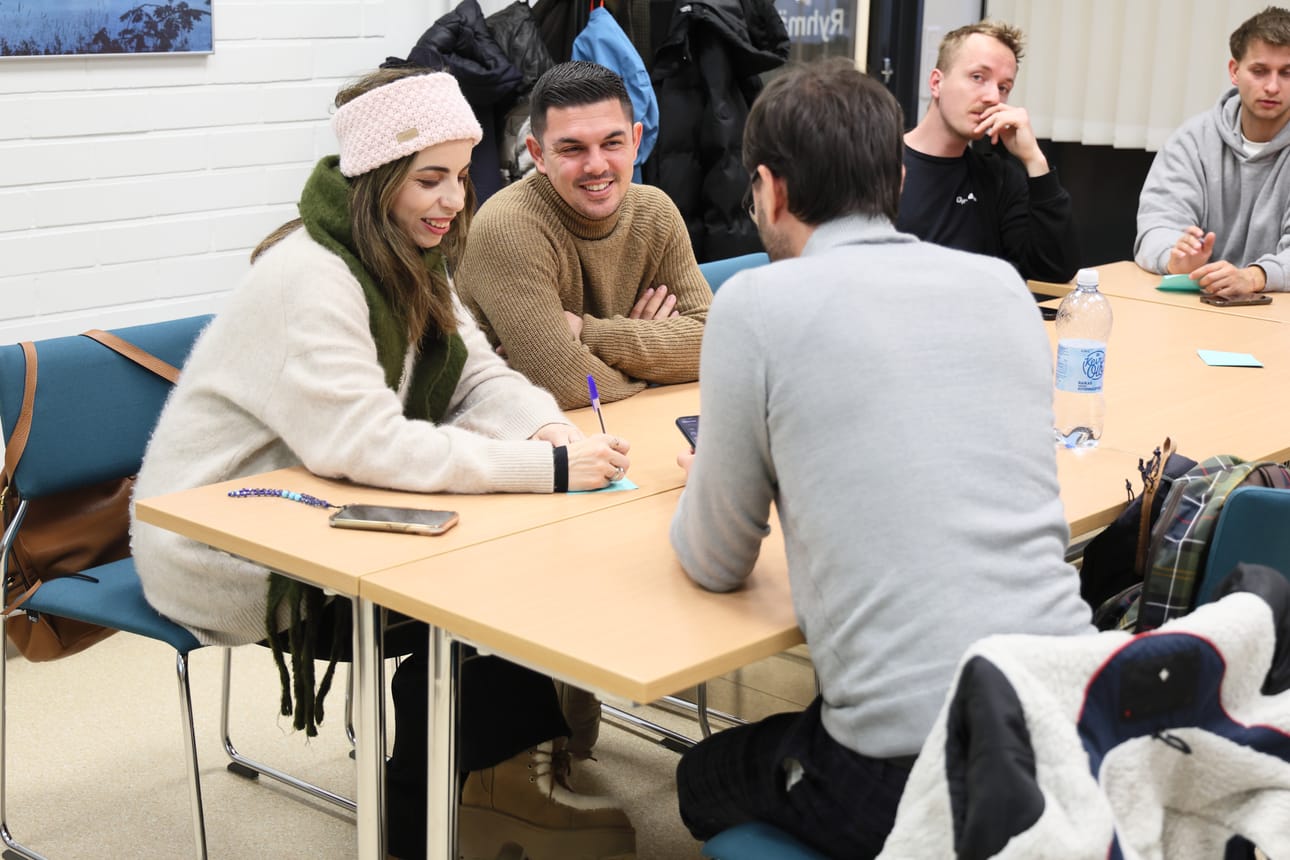 Anna Kippola laittoi Raahessa vierailleet eurooppalaiset pohtimaan sitä, miksi äänestäminen on tärkeää, koska tätä Koulutuskeskus Brahenkin opiskelijat aina työpajoissa miettivät. Kyprokselta kotoisin olevat Despina Pastou ja Demetris Ierodiakonou (keskellä) sekä italialainen Giorgio Nardiello keksivät kysymykseen heti monta vastausta.