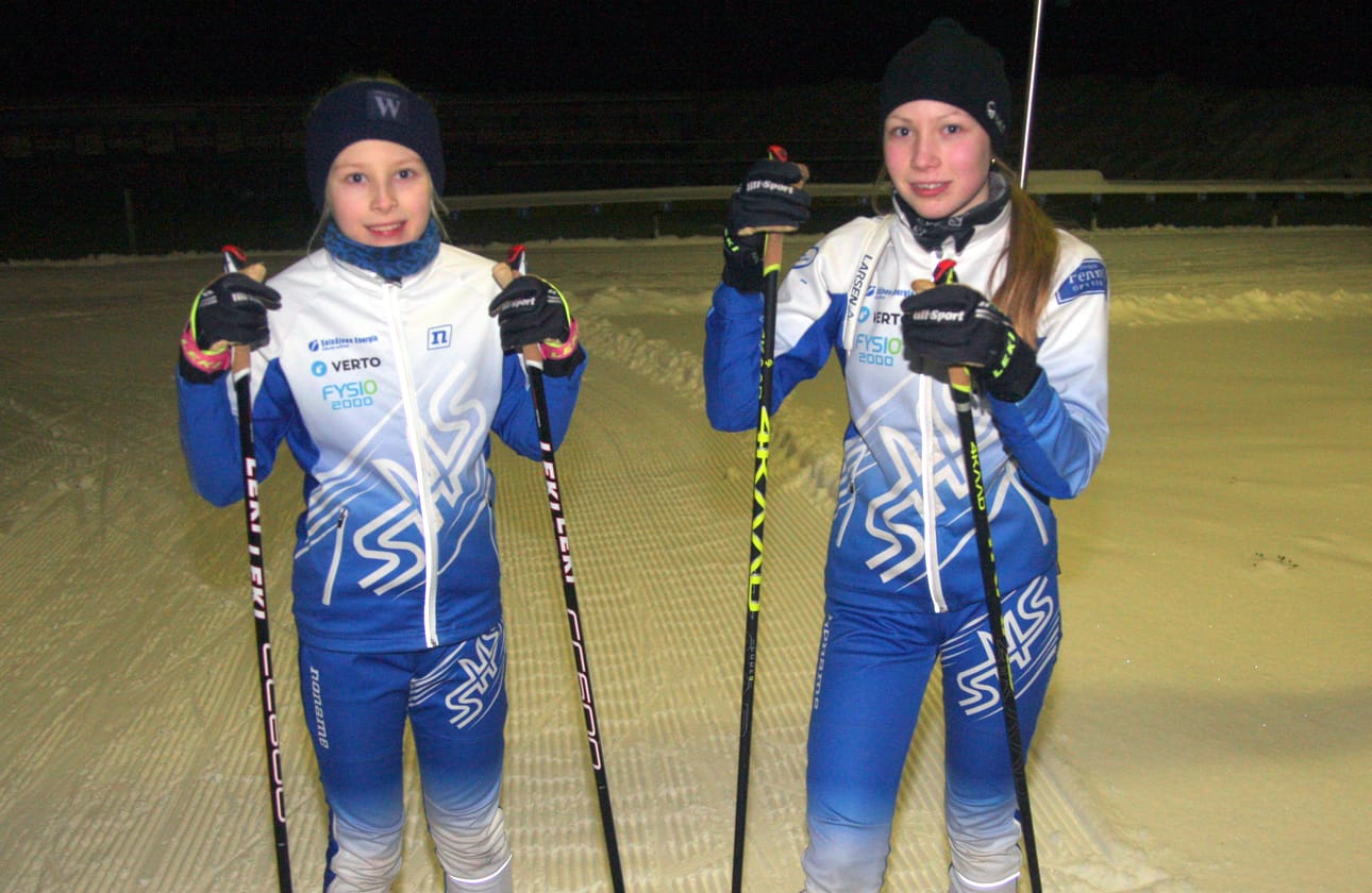 Elli (vas.) ja Fanni Äyrä harrastavat hiihtoa, ampumahiihtoa ja TeamGymia. He harjoittelevat yhdessä Alahärmässä ja Seinäjoella.