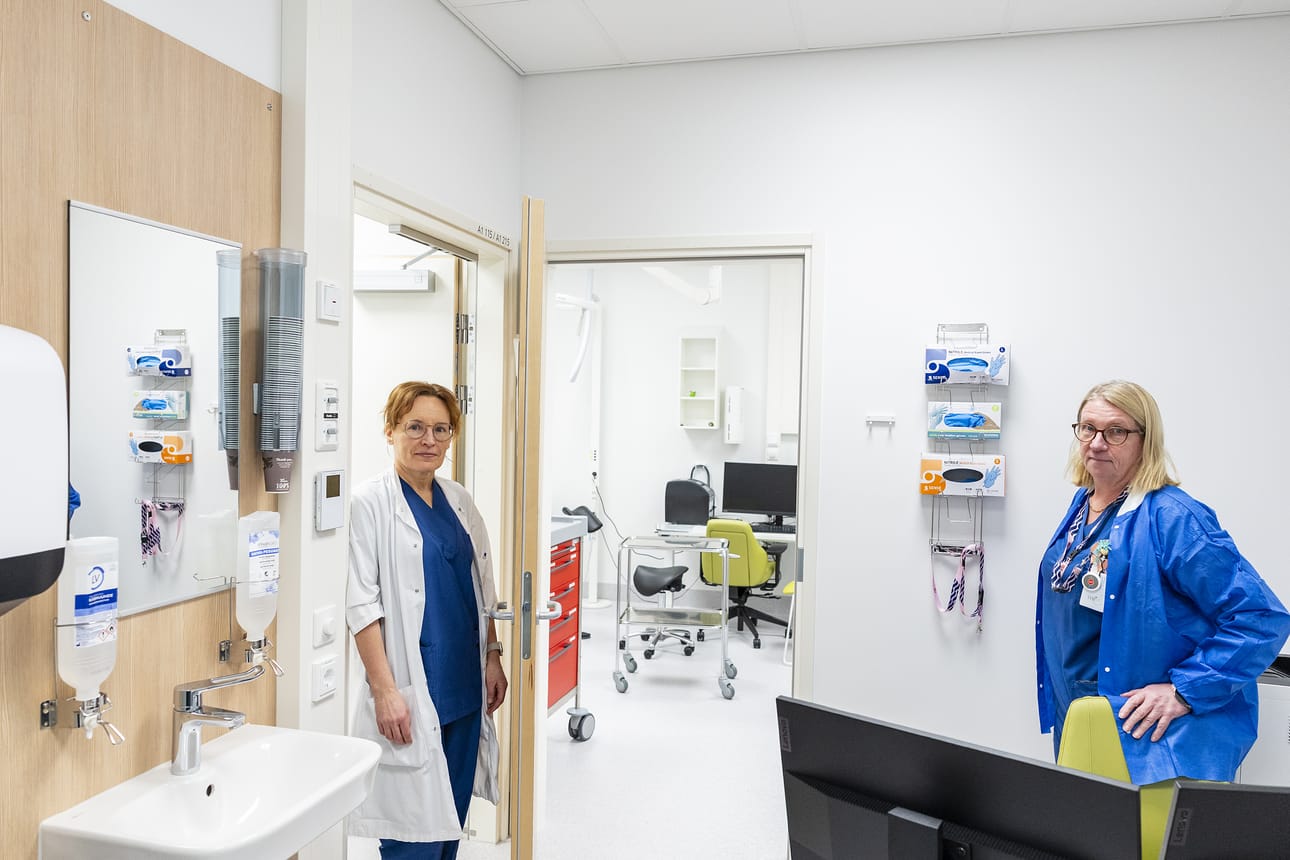 Gynekologi Sari Pelkonen (vas.) ja Oysin seri-tukikeskuksen vastuuhoitaja Elina Kaiponen esittelevät DNA-vapaata huonetta, jonne mennään sisään vain tutkimuksia tehdessä.