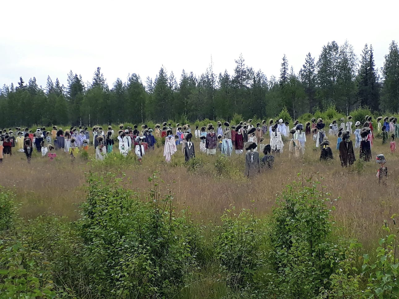 Hiljainen kansa odotti matkalaisia.