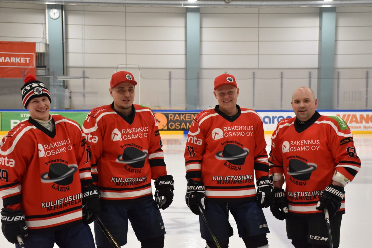 Lepattavan Lätyn puuhamiehet Jarkko Laihola (vas.), Jarno Nissi, Hannu Pitkänen ja Antti Hokkinen odottavat runsaslukuista yleisöä viikonvaihteessa Kuusamossa pelattavaan kiekkoturnaukseen.