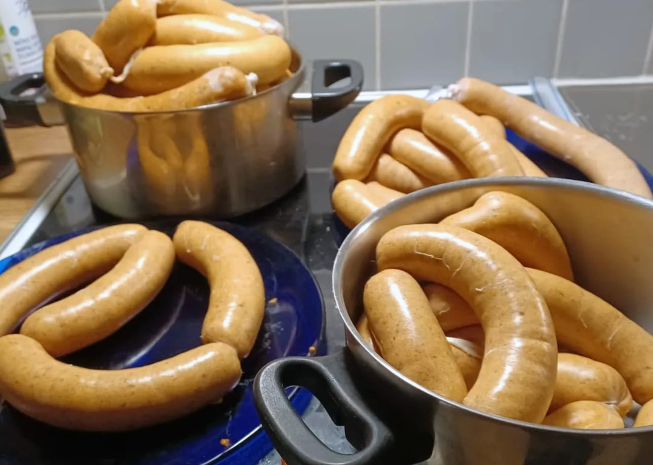 Tältä näyttävät kotona valmistetut, kokonaan lisäaineettomat makkaraherkut.