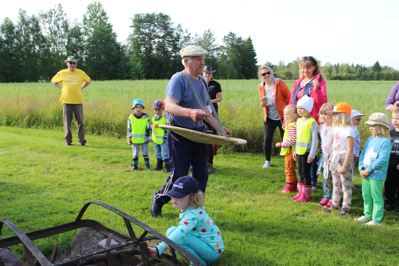 Veikko Eilola näytti miten käy käsinkylvö.