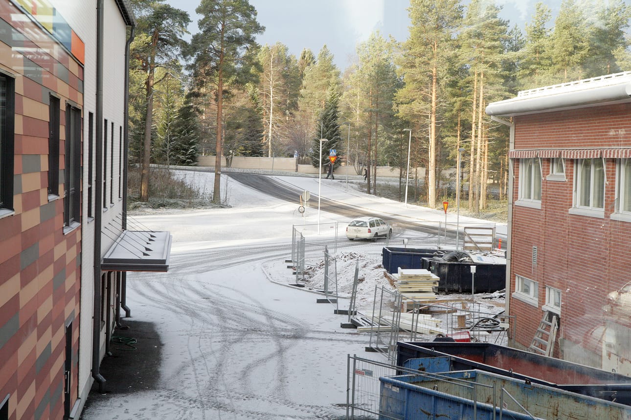Osaston lääkäri Anne Loukkola on potilaskierroksella sairaanhoitaja Katja Välitalon kanssa. –¿Kempele on ollut etulinjassa, kun laitoshoitoa on purettu. Pitkäaikaislaitoshoidossa ei ole juurikaan potilaita, hän kertoo.