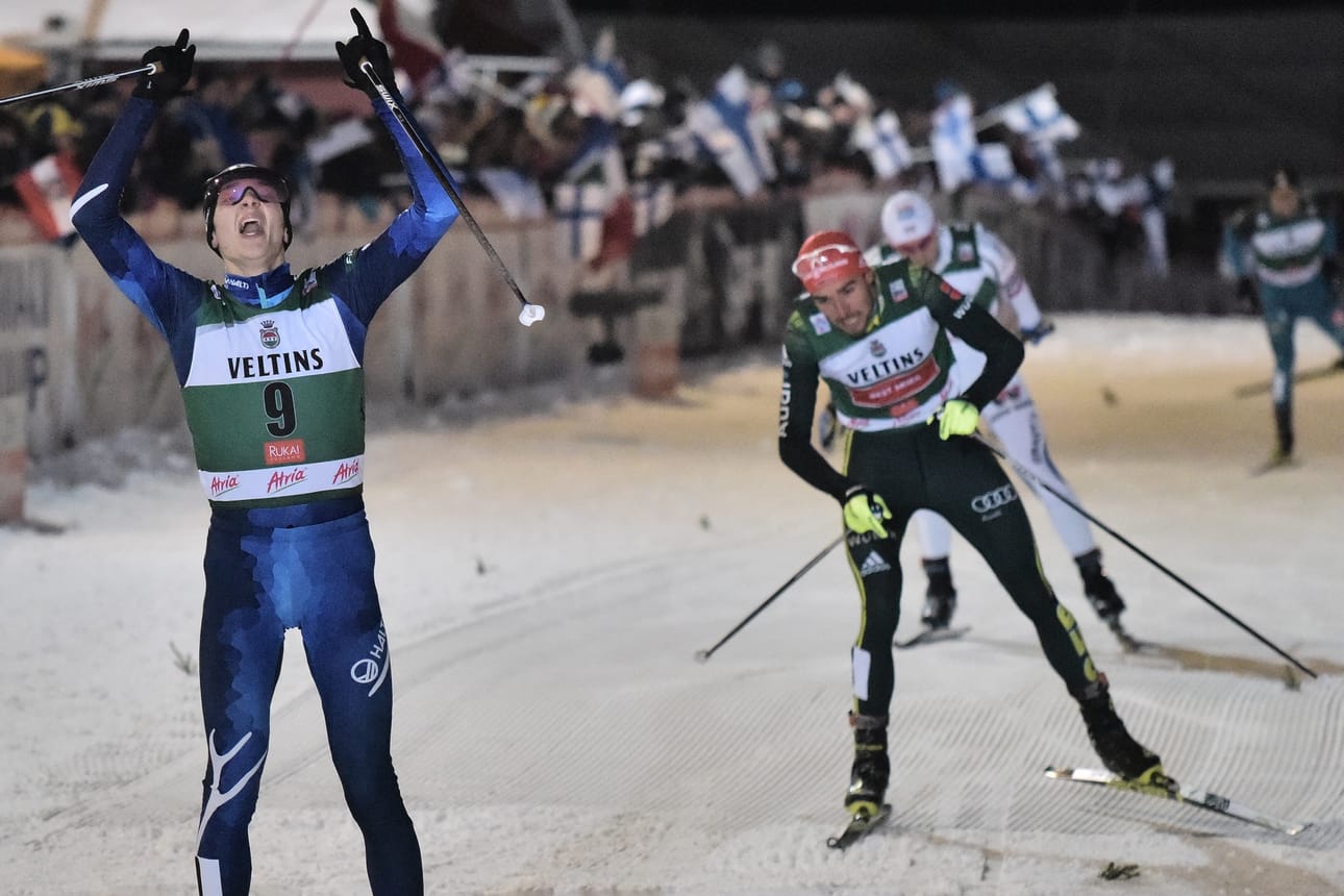 Eero Hirvonen ilakoi. Johannes Rydzek on taipunut loppusuoralla.