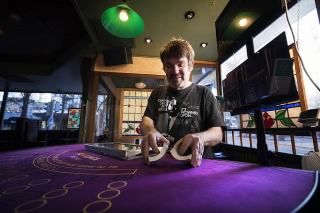 Tom Ahlbäckin t-paita on peräisin Las Vegasin matkamuistomyymälästä. Hangover-elokuvassa nuoret pelaavat blackjackia saadakseen kokoon lunnasrahat. Myös Ahlbäck pelasi Vegasissa, mutta tulos oli laihanlainen. KUVAT: JARNO PELLINEN