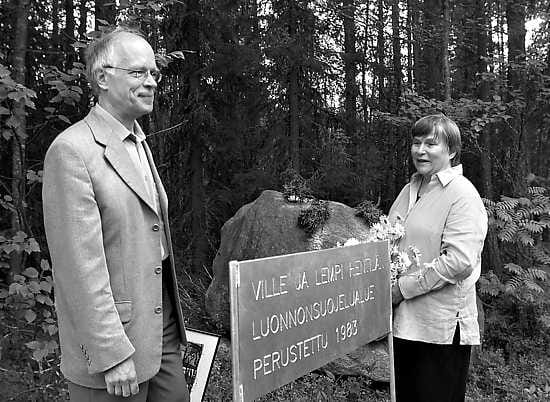 Rauhoitettu. Luonnonsuojelupäällikkö Eero Kaakinen Ville ja Lempi Hentilän luonnonsuojelualueella elokuussa 2005.