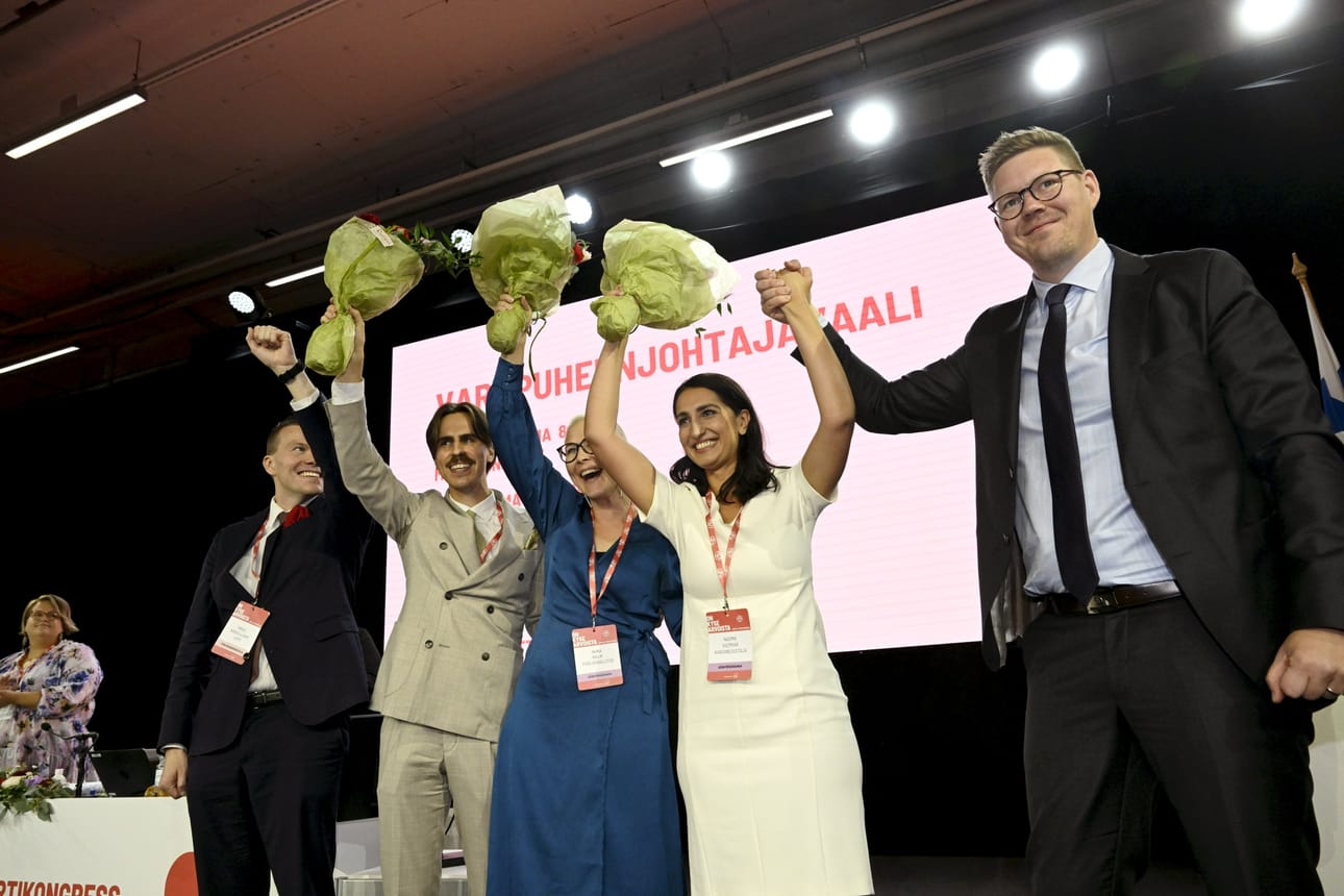 SDP:n uusi puoluesihteeri Mikkel Näkkäläjärvi (vas.), varapuheenjohtajat Matias Mäkynen, Niina Malm ja Nasima Razmyar sekä puolueen puheenjohtaja Antti Lindtman puoluekokouksessa Jyväskylässä. LEHTIKUVA / Markku Ulander
