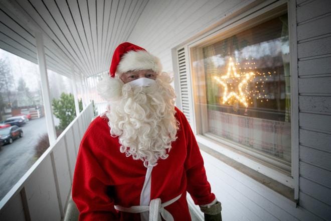 – Joulupukki voi jakaa lahjat tänä jouluna maskia käyttäen joko pihalla tai sisällä, sanoo kokenut aaton vieras Reino Kuoppala. KUVAT: JAAKKO ELENIUS