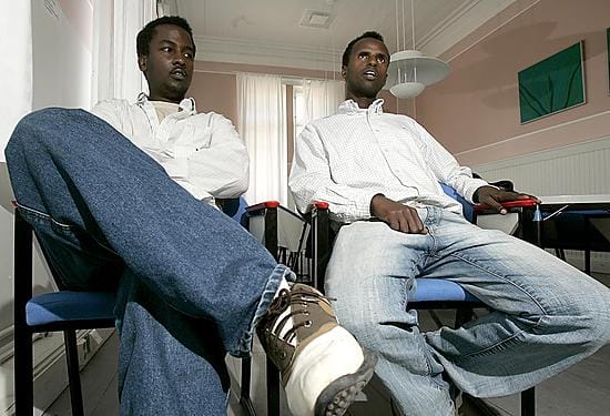 Gadar Ali (vas.) ja Wadi Aden ovat kaivanneet rennompaa otetta maahanmuuttajia käsittelevään ohjelmatarjontaan.