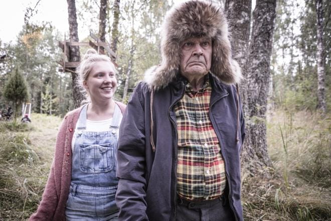 Satu Tuuli Karhu ja Heikki Kinnunen ovat likka ja pappa elokuvassa Ilosia aikoja, mielensäpahoittaja. Kasvukertomuksen perinteeseen kuuluu, että he oppivat toisiltaan paljon. KUVA: SOLAR FILMS/ MAREK SABOGAL