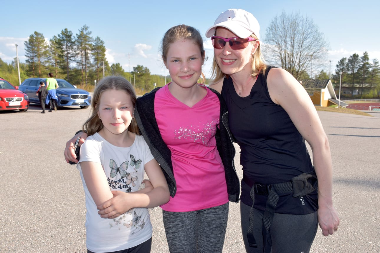 Suunnistaminen on kivaa. Siinä voi kaverin kanssa päästä ihan uusiin paikkoihin, suunnistuskouluun yhdessä äitinsä Suvi Kokkosen ja siskonsa Iinan (vas.) kanssa osallistuva Aino Kokkonen kuvailee.