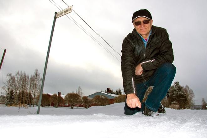 Reijo Lähteenmäki on ollut Runsalantien tiehoitokunnan puheenjohtajana 30 vuotta ja hänen aikanaan 90-luvulla tie peruskorjattiin. Sen jälkeen toiminta on ollut vähäistä, koska kunta on vastannut tien hoidosta. Lähteenmäki arvelee, että tiehoitokunnan herättäminen voi olla työlästä, sillä aktiiveja ei tahdo olla. KUVA: JORMA HAVULA