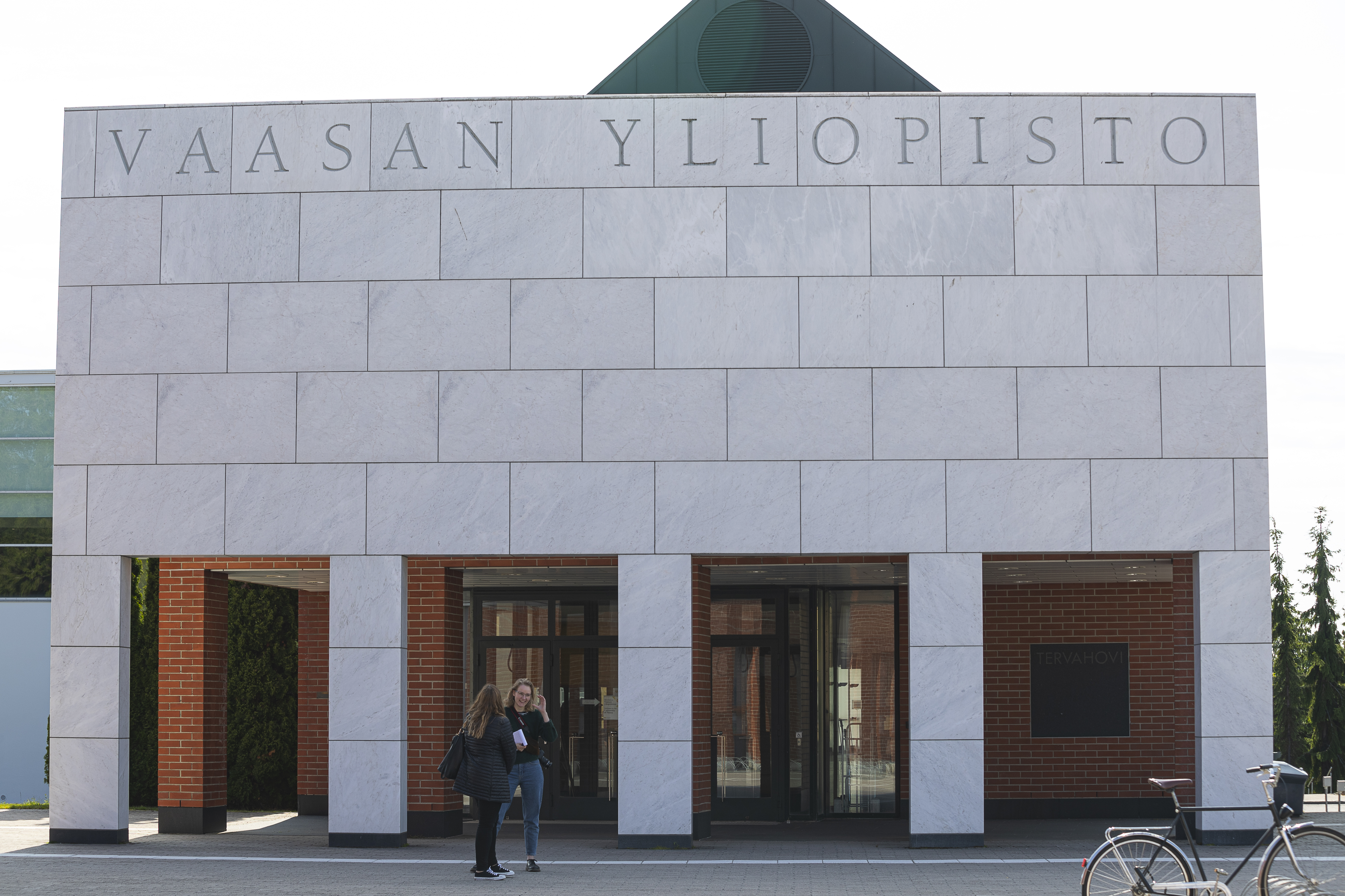 Kriisikoulutusta sotapelien avulla: Vaasan yliopisto ja Maanpuolustuskorkeakoulu tiivistävät yhteistyötä