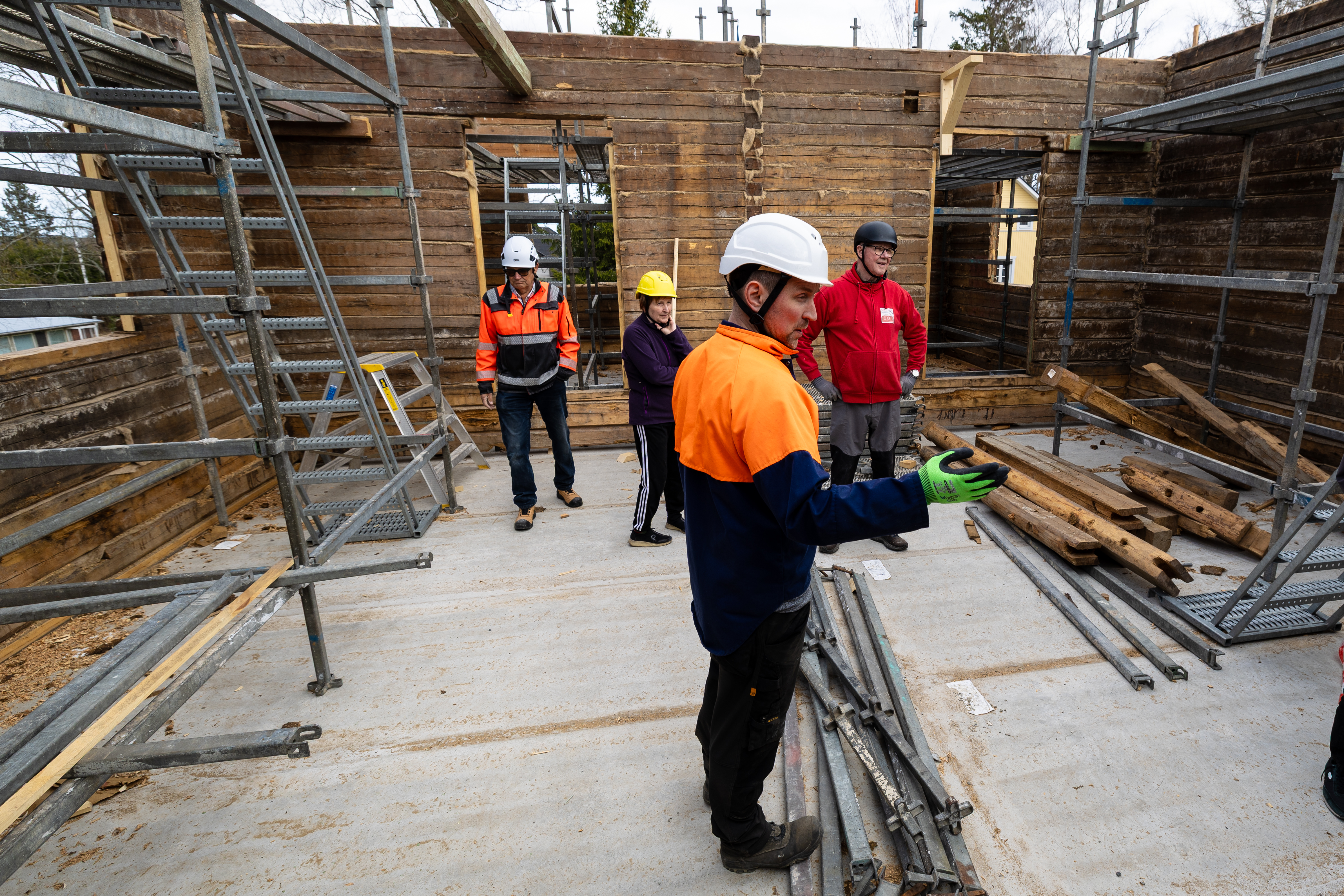 Yli 200-vuotiasta pohjalaistaloa siirretään Kurikassa – Katso kuvat, kuinka täpärästi pelastunut talovanhus muuttaa