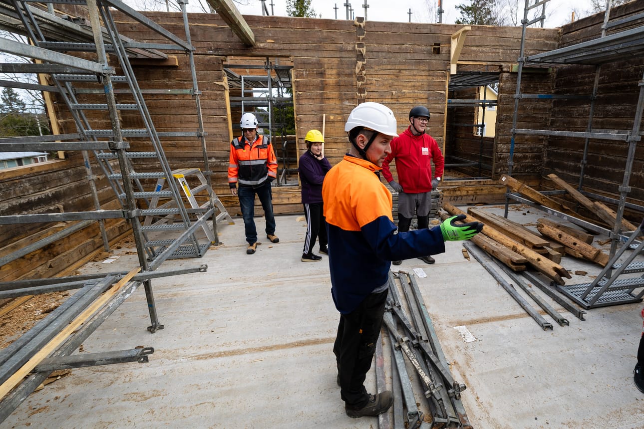 Vanha pohjalaistalo pelastui täpärästi tuholta. Nyt sitä puhalletaan henkiin kovalla kökkätyöllä ja EU:n sekä valtion tuella. Etualalla Kurikka-Seuran puheenjohtaja Olavi Kandolin.