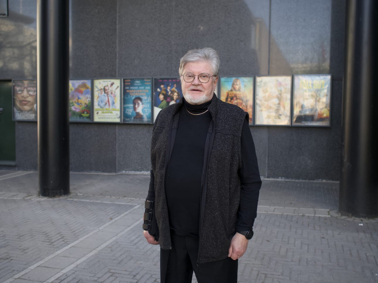 Samuel Salmi kiittelee Hammarskjöld-elokuvaa siitä, miten se kuvaa päähenkilönsä elämää ja ajatusmaailmaa sekä muistuttaa suurvaltapelin raadollisuudesta.