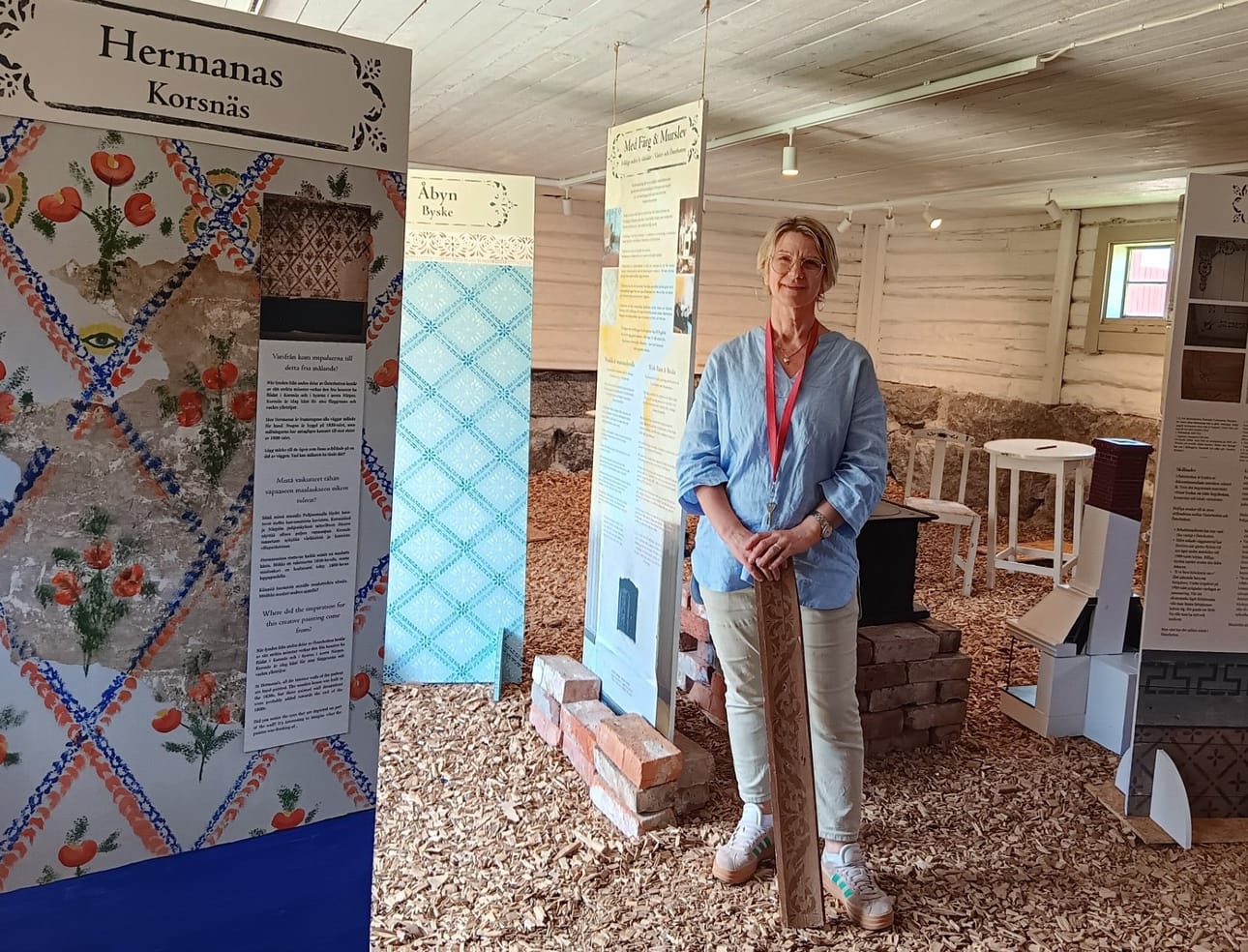 Projektipäällikkö Anette Hästbacka viimeisteli toukokuussa nyt jo avautunutta näyttelyä sisustamisen historiasta Pohjanmaalla ja Västerbottenilla. Sermin tapettikopiossa näkyy Korsnäsin seudun erikoisuus eli silmäkuvion käyttö koristelussa.