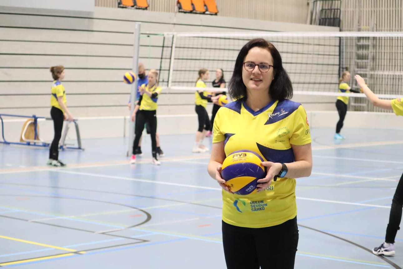 Kempeleen Lentopallo ry:n C3-tyttöjen joukkueenjohtaja Ulla Rahkola koki Sport Business Lapland -koulutuksen hyödylliseksi seuratoiminnan kannalta. – Koulutuksen hyödyt ovat helposti siirrettävissä käytäntöön, koska opintotehtävissä voi käyttää esimerkkinä omaa seuraa tai joukkuetta, hän sanoo.