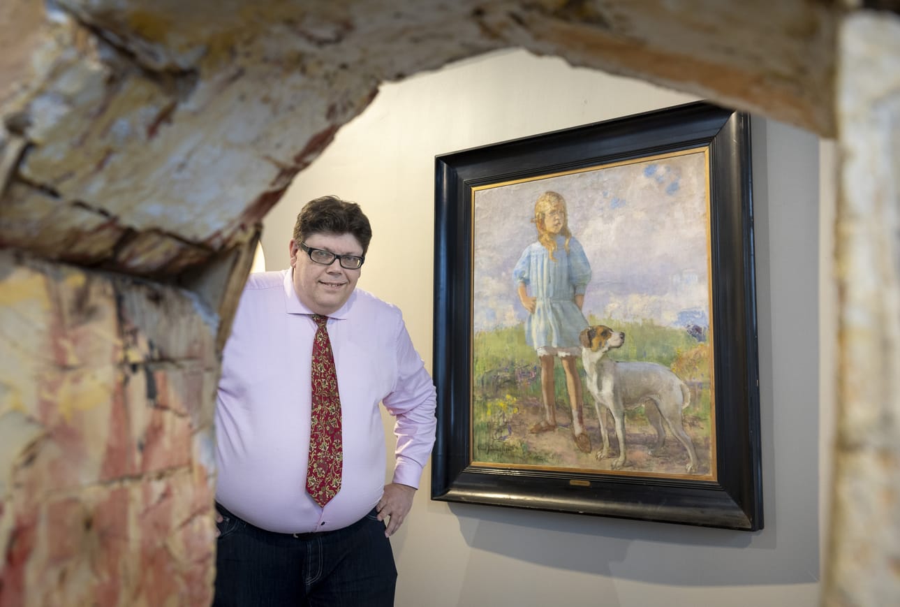 Timo Korkiamäki osti Eero Järnefeltin Tyttö ja koira -öljyvärimaalauksen (1910) Bukowskisin huutokaupasta vuosi sitten. Nyt teos on esillä Torikadun galleriassa.