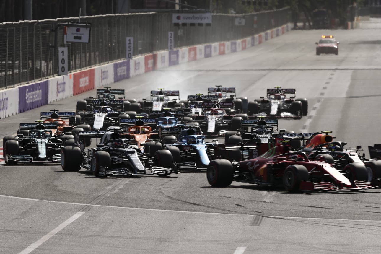 F1-kilpailussa nähtiin uusintalähtö kolme kierrosta ennen loppua, kun Max Verstappenin auton takarengas oli räjähtänyt.